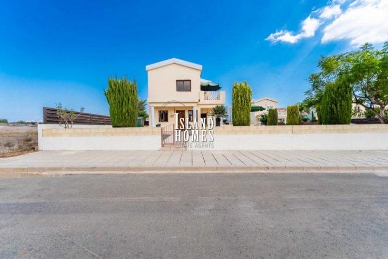 Ayia Thekla 2 bedroom, detached villa, on a 355m2 plot, with TITLE DEEDS and less than 400m to the sea in Ayia Thekla - MRT104This property