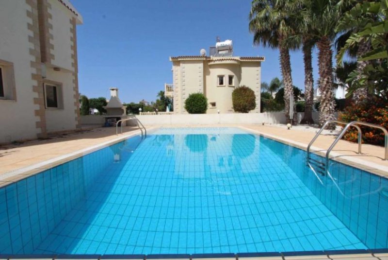 Ayia Thekla 2 bedroom detached villa with TITLE DEEDS and Sea Views and Private Swimming Pool in Ayia Thekla - CAT102Set on a large 370m2 es