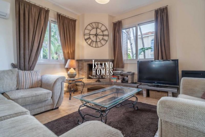 Ayia Triada 4 bedroom, detached villa with private swimming pool on a 450m2 plot with TITLE DEEDS ready to transfer and SEA VIEWS in Ayia -