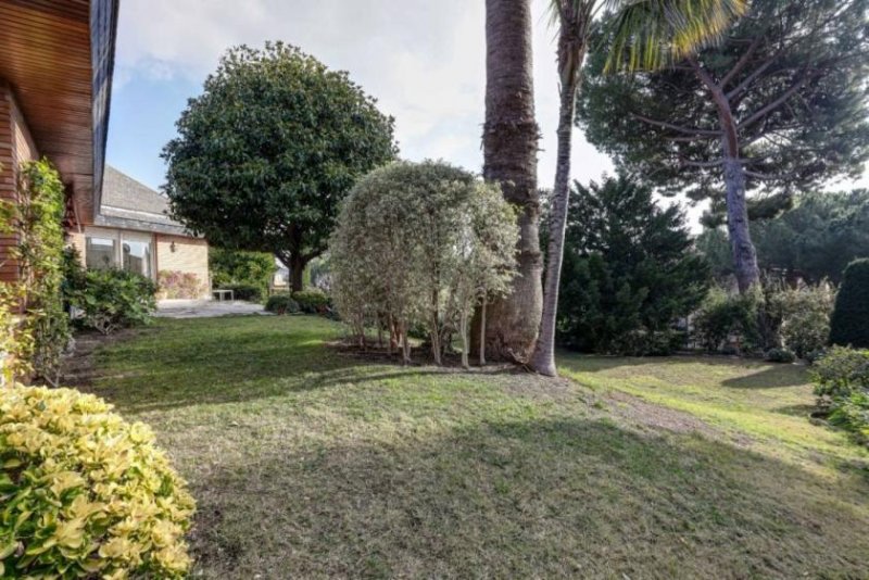 Barcelona Außergewöhnliches Haus im exklusiven Viertel Pedralbes, mit großem Grundstück und Privatsphäre, mit viel Tageslicht und Das