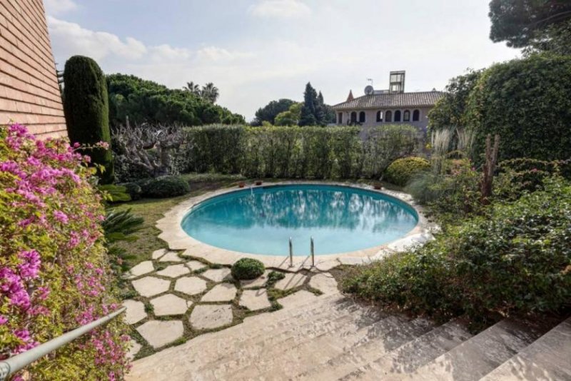 Barcelona Außergewöhnliches Haus im exklusiven Viertel Pedralbes, mit großem Grundstück und Privatsphäre, mit viel Tageslicht und Das