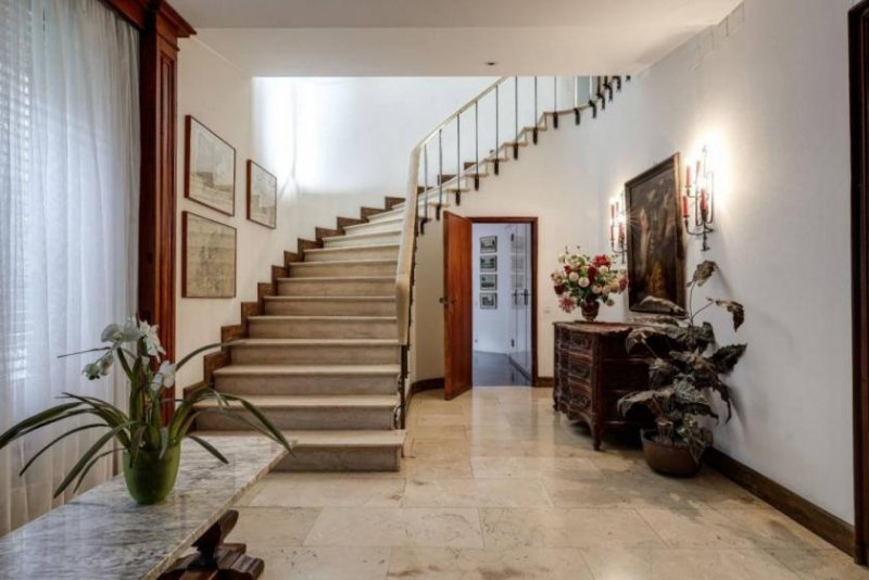 Barcelona Außergewöhnliches Haus im exklusiven Viertel Pedralbes, mit großem Grundstück und Privatsphäre, mit viel Tageslicht und Das