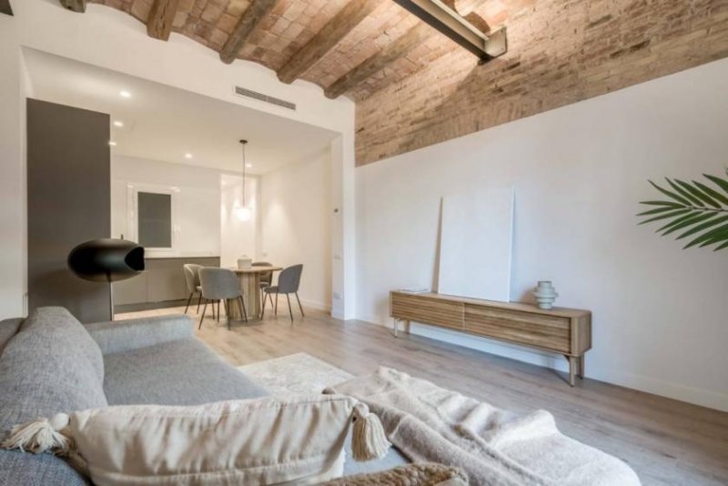 Barcelona Die 77 m² große Wohnung ist komplett renoviert und verteilt sich auf einen großzügigen Tagesbereich, bestehend aus einer