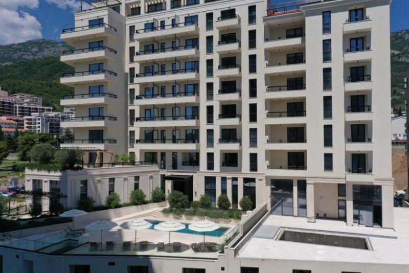 Bečići This apartment in building has an amazing location, just by beautiful Becici Beach, that was awarded a Grand Prix "Golden 
