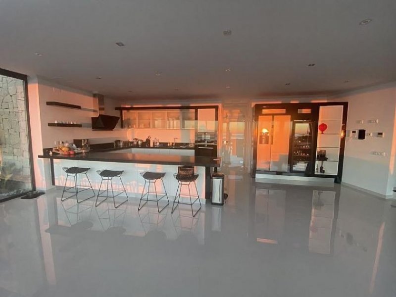 Benissa Spektakuläre moderne Villa mit einer besonderen Lage zwischen Benissa Costa und Calpe. . Erbaut auf 3 Ebenen durch Aufzug an