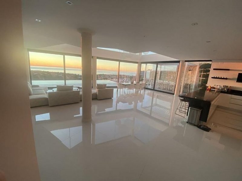 Benissa Spektakuläre moderne Villa mit einer besonderen Lage zwischen Benissa Costa und Calpe. . Erbaut auf 3 Ebenen durch Aufzug an