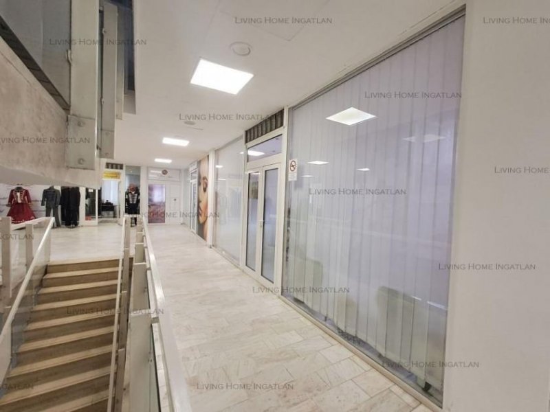 Budapest III. kerület Óbuda Újlak legforgalmasabb részén, üzletház emeletén, 18 m² üzlet/irodahelyiség hosszú távra kiadó.
Gewerbe