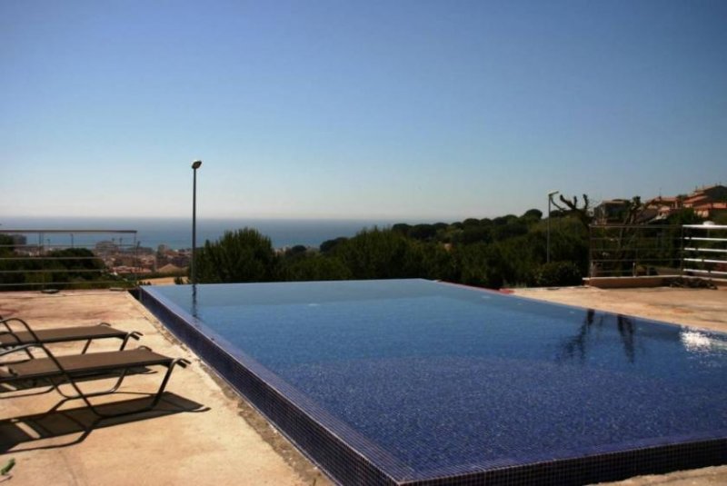 Calella Das freistehende Haus befindet sich in Calella, 50 km von Barcelona entfernt, unweit von Schnellstraßen wie C.32 und N-II, mit