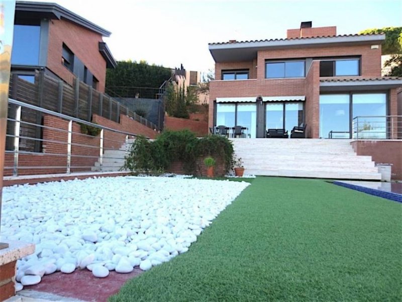 Calella Das freistehende Haus befindet sich in Calella, 50 km von Barcelona entfernt, unweit von Schnellstraßen wie C.32 und N-II, mit