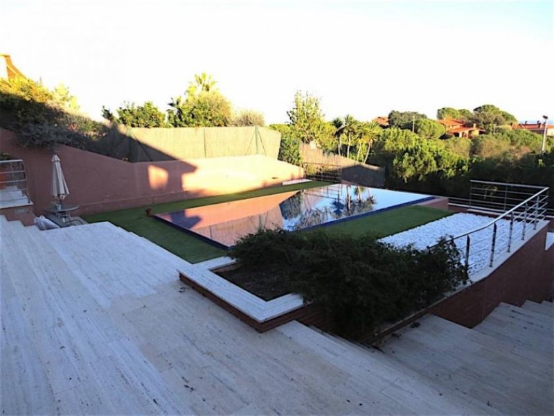 Calella Das freistehende Haus befindet sich in Calella, 50 km von Barcelona entfernt, unweit von Schnellstraßen wie C.32 und N-II, mit