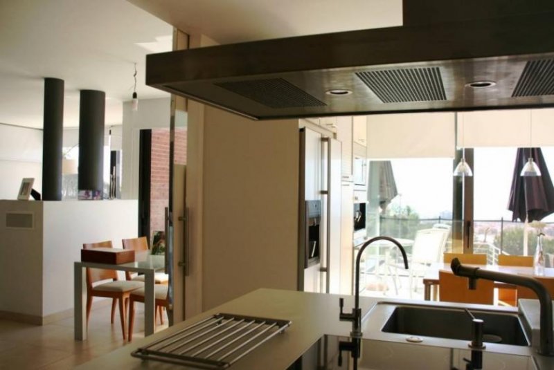 Calella Das freistehende Haus befindet sich in Calella, 50 km von Barcelona entfernt, unweit von Schnellstraßen wie C.32 und N-II, mit