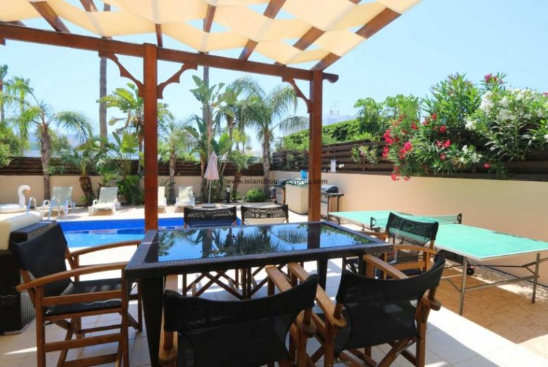 Cape Greko High quality 3 bedroom, 2 bathroom detached luxury villa in sought after location with Title Deeds available - GRV103.Set on a