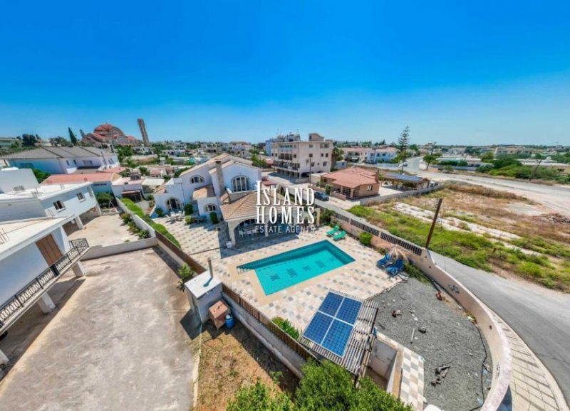 Deryneia 4 bedroom, 2 kitchen, 3 bathroom, 1 WC detached villa with TITLE DEEDS and SEA VIEWS on 938m2 plot in quiet Deryneia Village -
