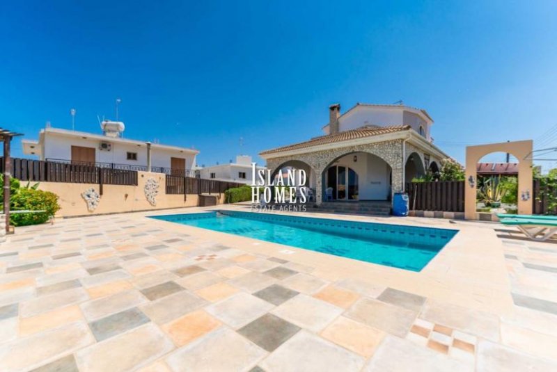 Deryneia 4 bedroom, 2 kitchen, 3 bathroom, 1 WC detached villa with TITLE DEEDS and SEA VIEWS on 938m2 plot in quiet Deryneia Village -