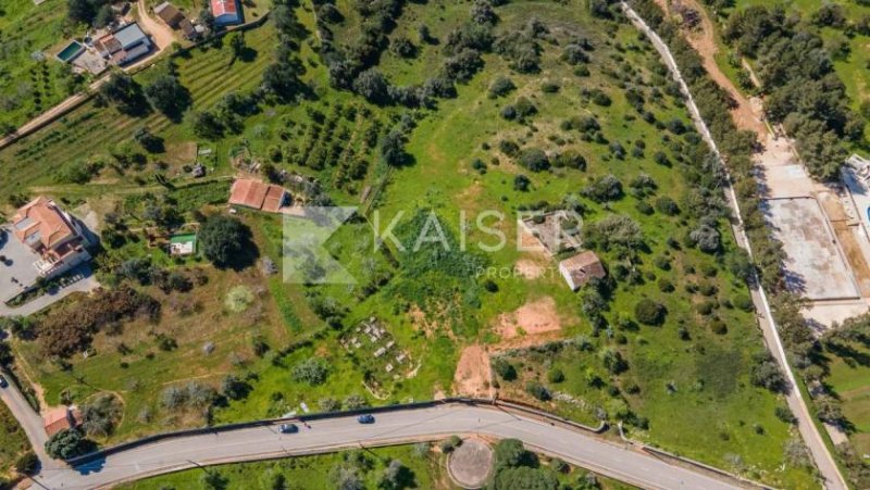 Ferragudo
Dieses fabelhafte Grundstück mit 4.690 m² befindet sich in der Nähe der Gemeinde Ferragudo, nicht weit von mehreren wie
