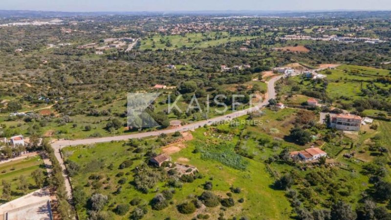 Ferragudo
Dieses fabelhafte Grundstück mit 4.690 m² befindet sich in der Nähe der Gemeinde Ferragudo, nicht weit von mehreren wie