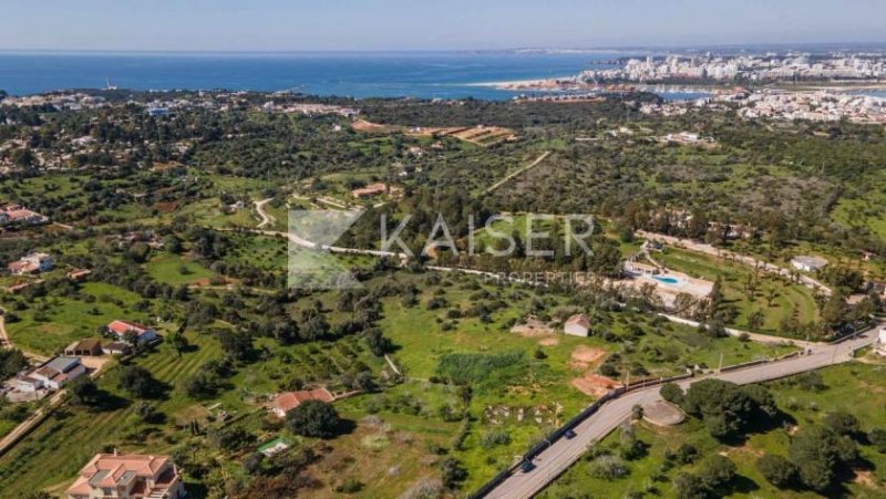 Ferragudo
Dieses fabelhafte Grundstück mit 4.690 m² befindet sich in der Nähe der Gemeinde Ferragudo, nicht weit von mehreren wie
