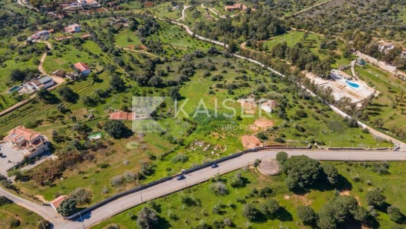 Ferragudo
Dieses fabelhafte Grundstück mit 4.690 m² befindet sich in der Nähe der Gemeinde Ferragudo, nicht weit von mehreren wie