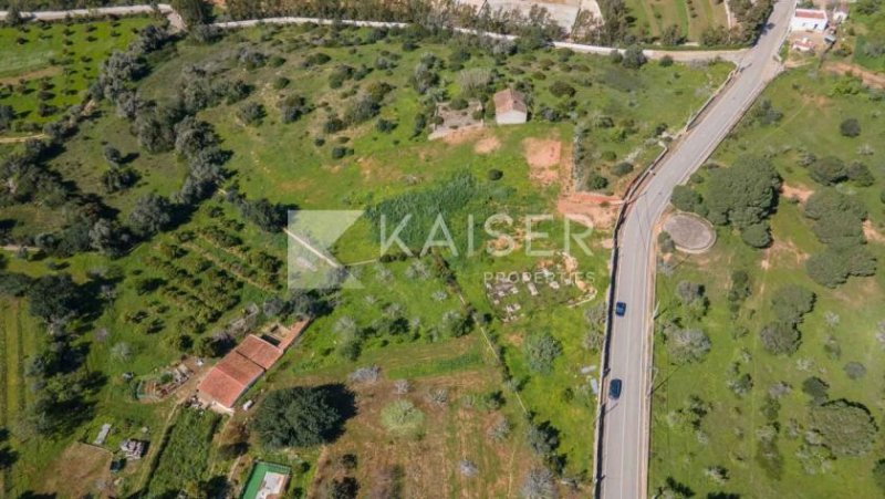 Ferragudo
Dieses fabelhafte Grundstück mit 4.690 m² befindet sich in der Nähe der Gemeinde Ferragudo, nicht weit von mehreren wie