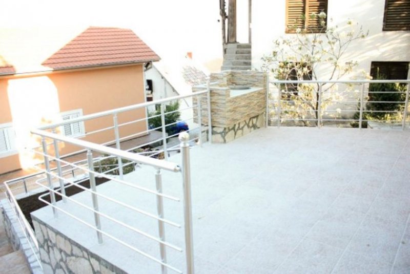 Herceg Novi A house in SuscepanHouse for sale in region Suscepan, Herceg Novi district. The house has a total area of 130 m2, is located on