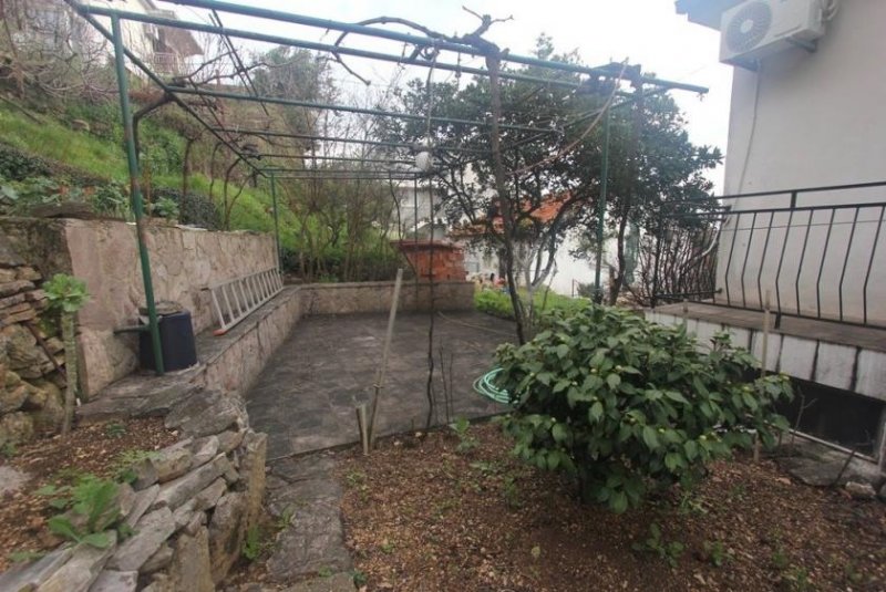 Herceg Novi House in Herceg-NoviThree-storey house for sale in the center of Herceg Novi. There is a rental potential, as each floor is a