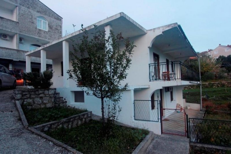 Herceg Novi House in ToplaTwo-storey house for sale in Herceg Novi, region Topla. The house with a total area of 154 m² is located
 on a m
