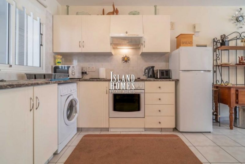 Kapparis 2 bedroom, fully furnished, ground floor apartment with communal pool on popular complex just 1.5km to the beach in Kapparis -