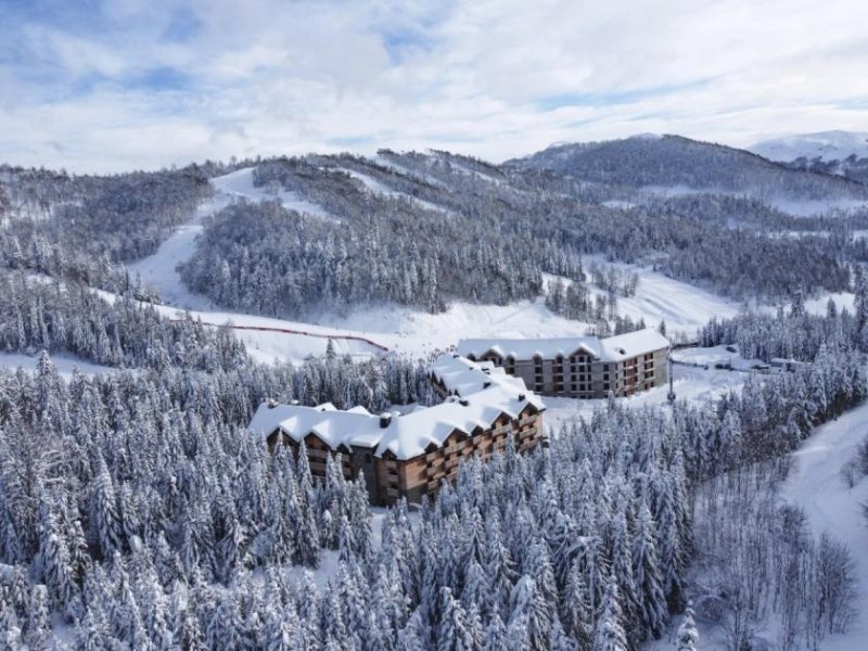 Kolašin Ski Studio Apartment is part of a hotel, located directly on the slopes of Kolasin 1600 Ski Resort. This is the first ski-in in 