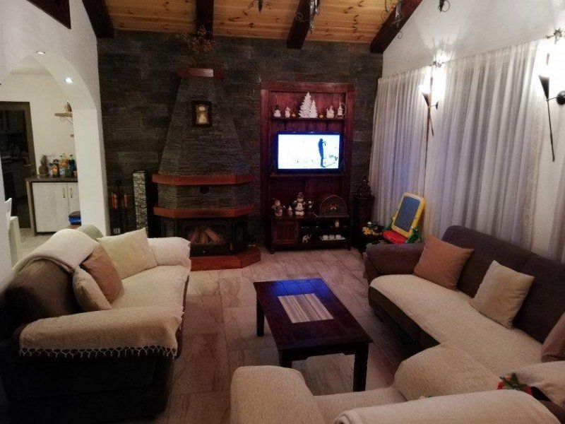 Kolasin Three-storey house in a mountain paradise in KolasinLocated in the picturesque mountain town of Kolašin, this stunning home is 