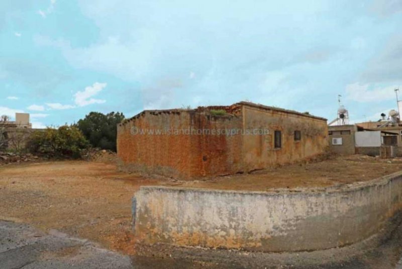 Liopetri LLIO126 - Central Liopetri Village 1074m2 plot of land.Set in the centre of the village, within walking distance of all the thi