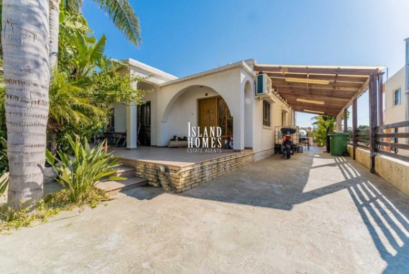 Paralimni 3 bedroom house with provisions for swimming pool and TITLE DEEDS for share of land in Paralimni - PAR203This traditional style 