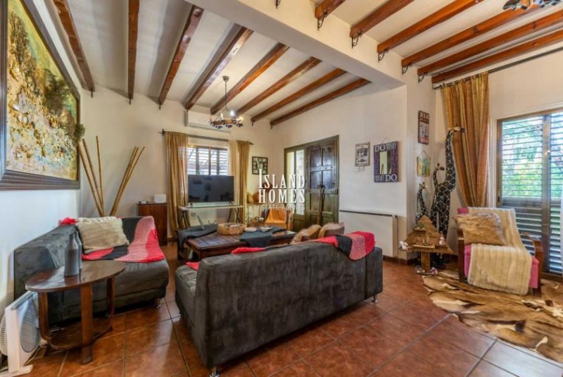 Paralimni 3 bedroom house with provisions for swimming pool and TITLE DEEDS for share of land in Paralimni - PAR203This traditional style 