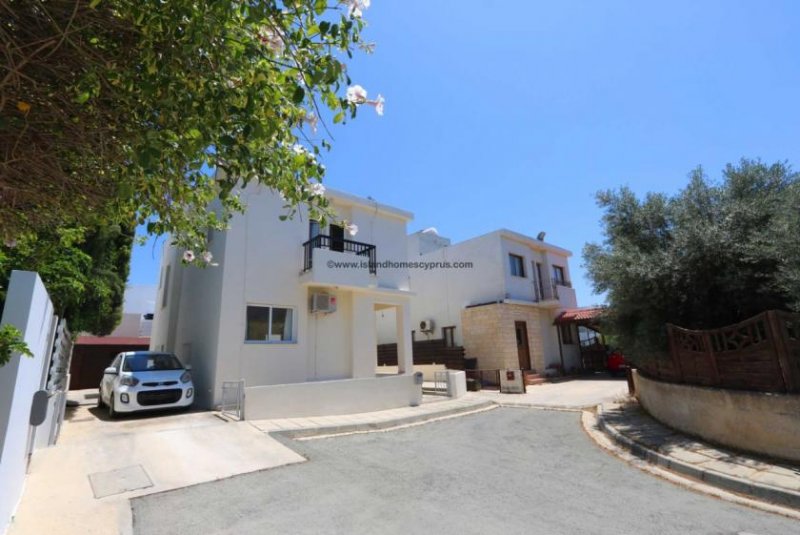 Paralimni Spacious 3 bedroom, 1 bathroom ,1 WC detached villa with Title Deeds in quiet residential area of Paralimni - PAR164.Located