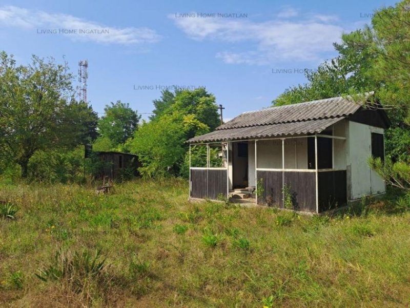 Pócsmegyer Pócsmegyer Surány, Holló utcában 693 m2-es saroktelek eladó. Villany a telken belül, a víz fúrt kútból biztosítható.