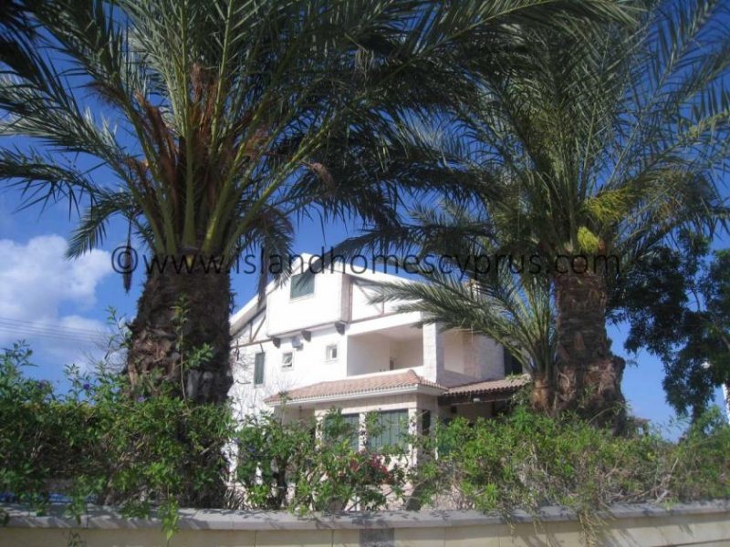 Pernera 5 bedroom, 4 bathroom, detached villa with Private 10 x 5m swimming pool and TITLE DEEDS in Pernera area - PER133.Set in quiet j
