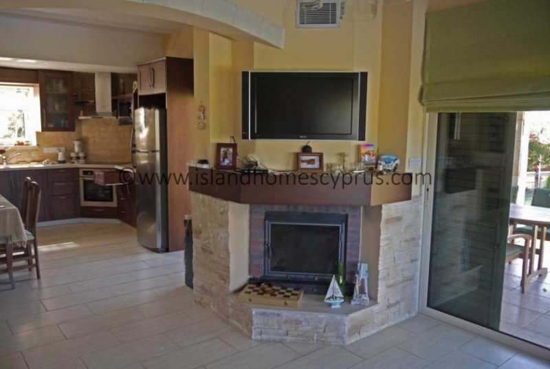 Pernera 5 bedroom, 4 bathroom, detached villa with Private 10 x 5m swimming pool and TITLE DEEDS in Pernera area - PER133.Set in quiet j