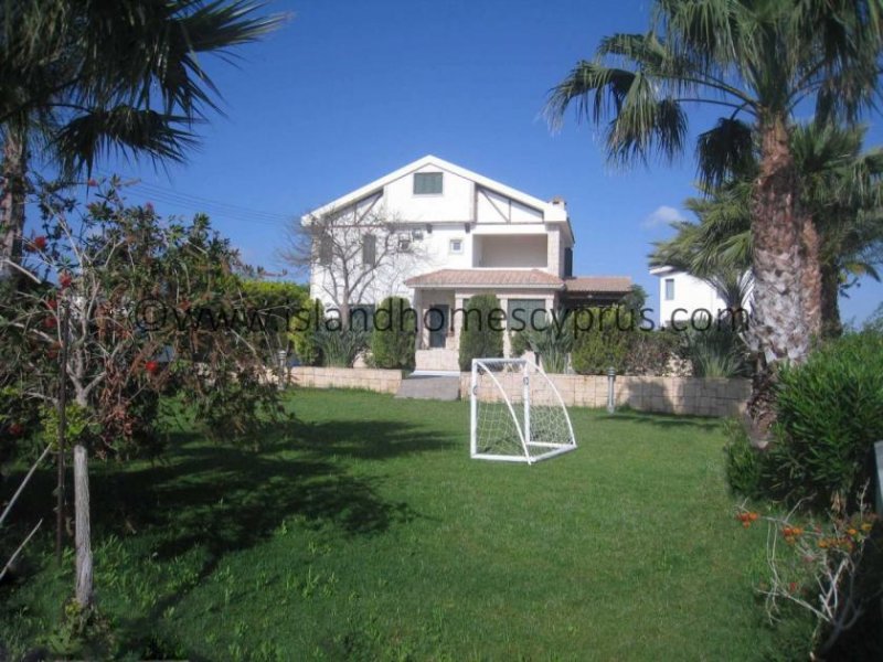 Pernera 5 bedroom, 4 bathroom, detached villa with Private 10 x 5m swimming pool and TITLE DEEDS in Pernera area - PER133.Set in quiet j