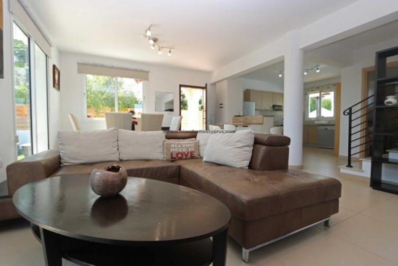 Pernera Beautiful 3 bedroom, 2 bathroom detached villa with Title Deeds and swimming pool in Pernera - KAT108.Set on a gated complex, fr