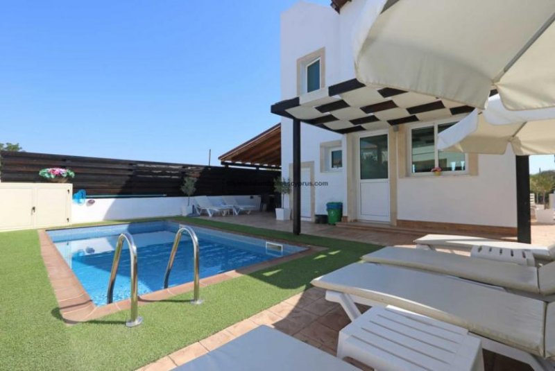Pernera Beautiful 3 bedroom, 2 bathroom detached villa with Title Deeds and swimming pool in Pernera - KAT108.Set on a gated complex, fr