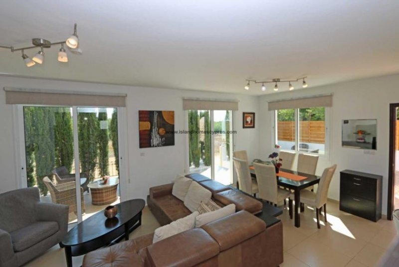 Pernera Beautiful 3 bedroom, 2 bathroom detached villa with Title Deeds and swimming pool in Pernera - KAT108.Set on a gated complex, fr