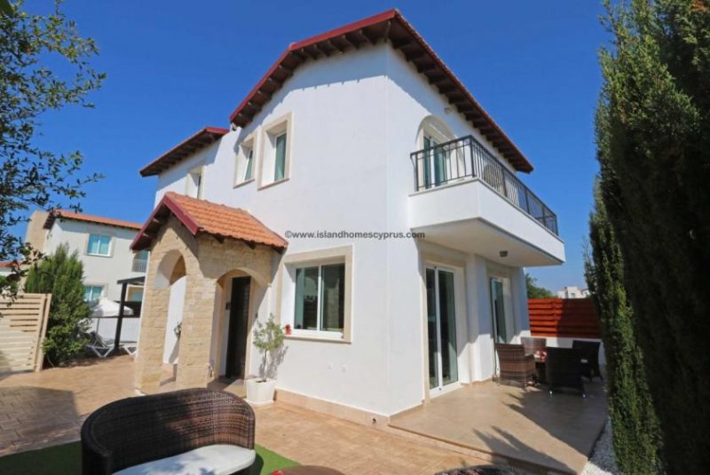 Pernera Beautiful 3 bedroom, 2 bathroom detached villa with Title Deeds and swimming pool in Pernera - KAT108.Set on a gated complex, fr