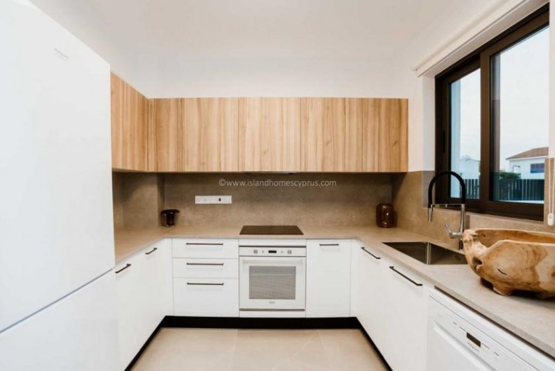 Pernera Modern 3 bedroom, 3 bathroom villa on corner plot with swimming pool in great location of Pernera - SVP109DPThe open plan layout