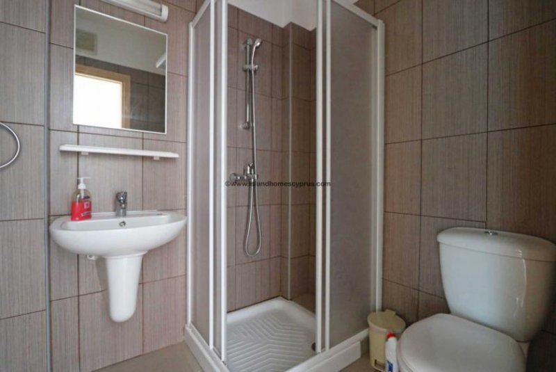 Protaras 1 bedroom, 1 bathroom ground floor apartment on Seafront complex in Protaras - COR114.This bright apartment occupies the bottom