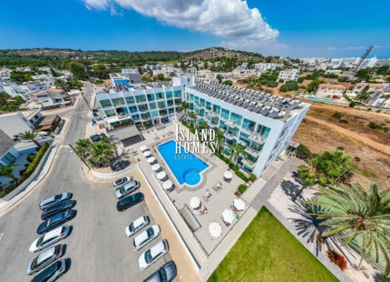Protaras 1 bedroom, first floor apartment on a complex with a fantastic SEAFRONT LOCATION, 2 communal pools, gym, tennis court in - Haus