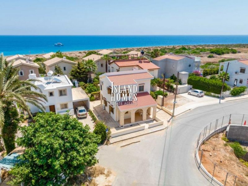Protaras 3 bedroom, 1 bathroom house with TITLE DEEDS and sea view in enviable location of Cape Greko - CAP128This is a rare opportunity