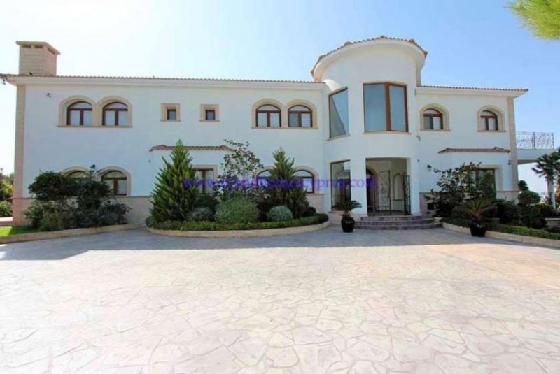 Protaras Stunning 5 bedroom, 6 bathroom private villa with TITLE DEEDS and a PRIVATE SWIMMING POOL , JACUZZI and SEA VIEWS - FAN106.The