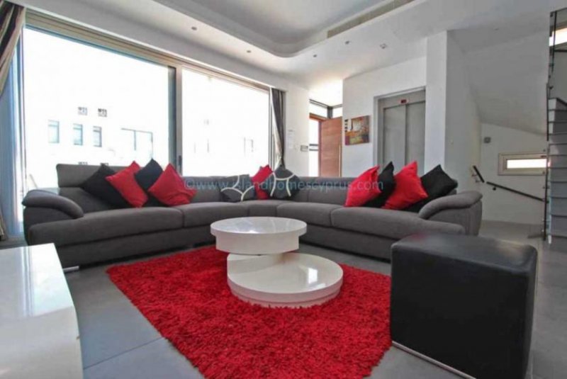 Protaras Stunning 6 bedroom, 5 bathroom villa with private overflow swimming pool and panoramic sea views from the roof terrace in - Haus