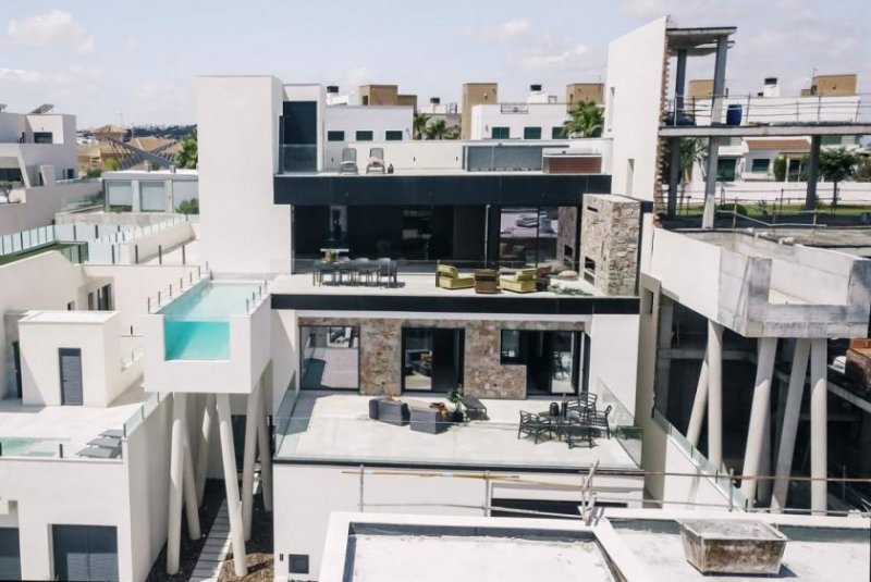 Rojales Design Villa mit einer Gesamtfläche von 250 Quadratmetern mit Blick auf Guardamar und das Meer.. . Es verfügt über 3 mit un