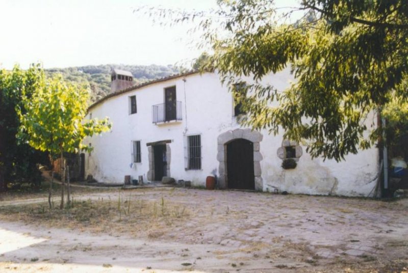 Sant Iscle de Vallalta Dieses Bauernhaus befindet sich am Rande des Montnegre Naturparks in einem Gebiet mit mediterranem Wald, wo sich
auch noch Haus