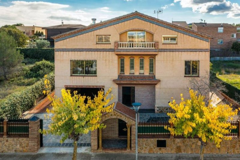 Sant Miquel dOlèrdola Spektakuläres Haus im Herzen des Penedés (Sant Miguel dOlèrdola). Es besteht aus 3 Etagen, am Eingang finden wir eine Veranda